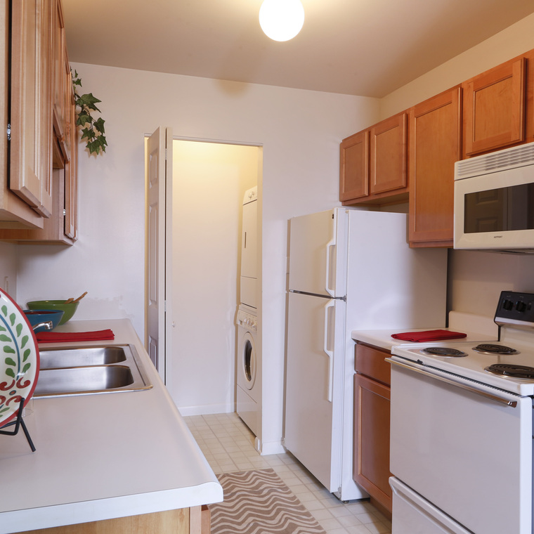 Fully equipped kitchen including washer and dryer